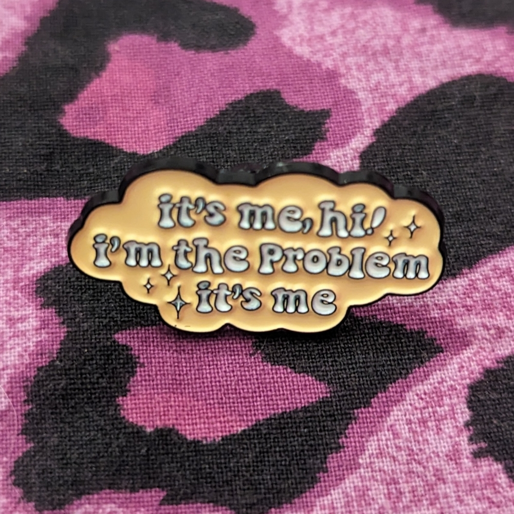 💛 Taylor Swift -its me, hi! I'm the problem it's me - Enamel Pin